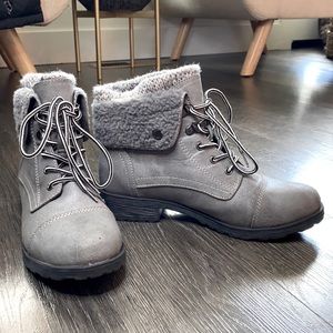 Size 8 Women’s Grey/Silver boots